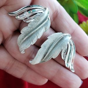 Vtg Silver Double Leave Speckle Enamel Earrings